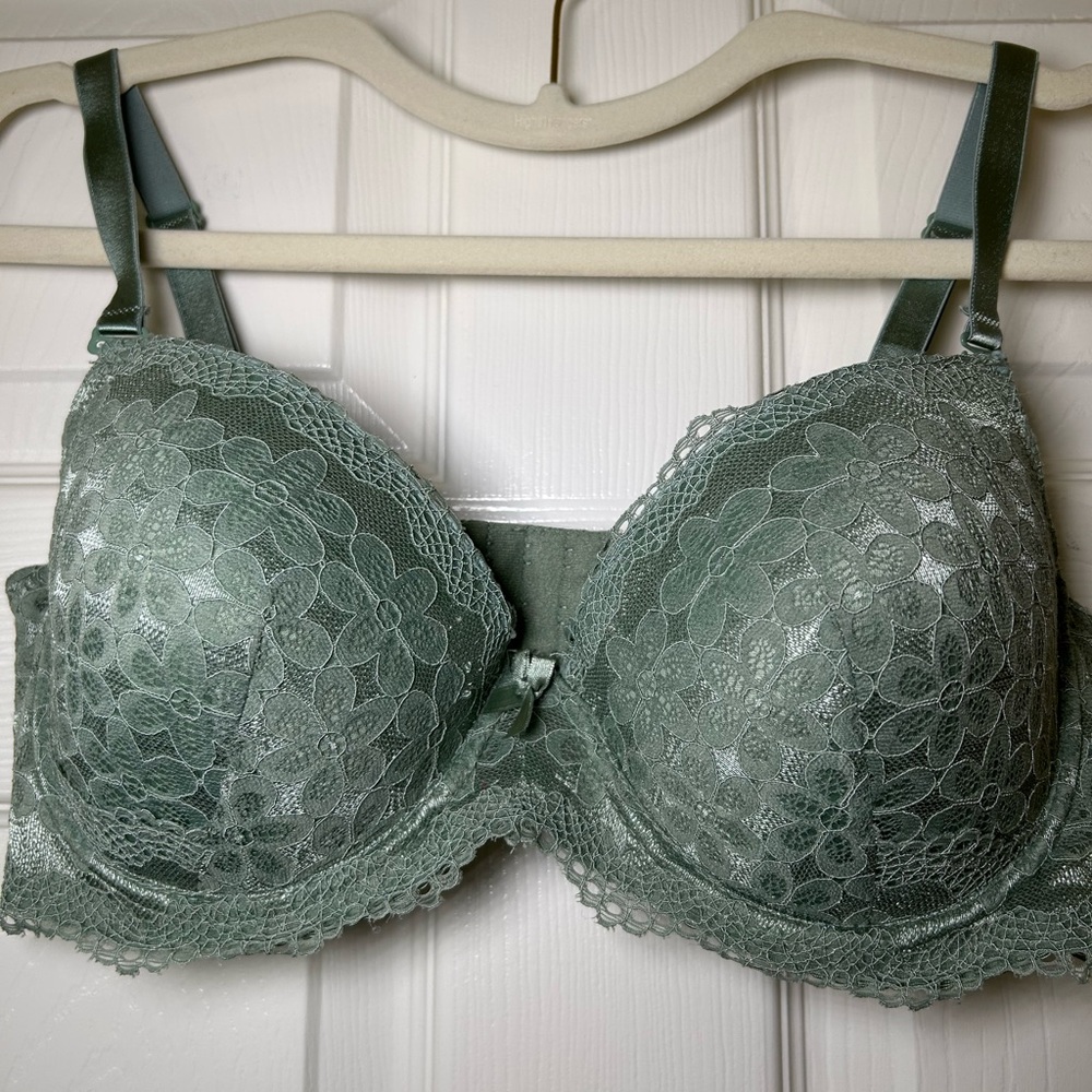 Light green lightly padded lace bra; Sophie b brand; 36D